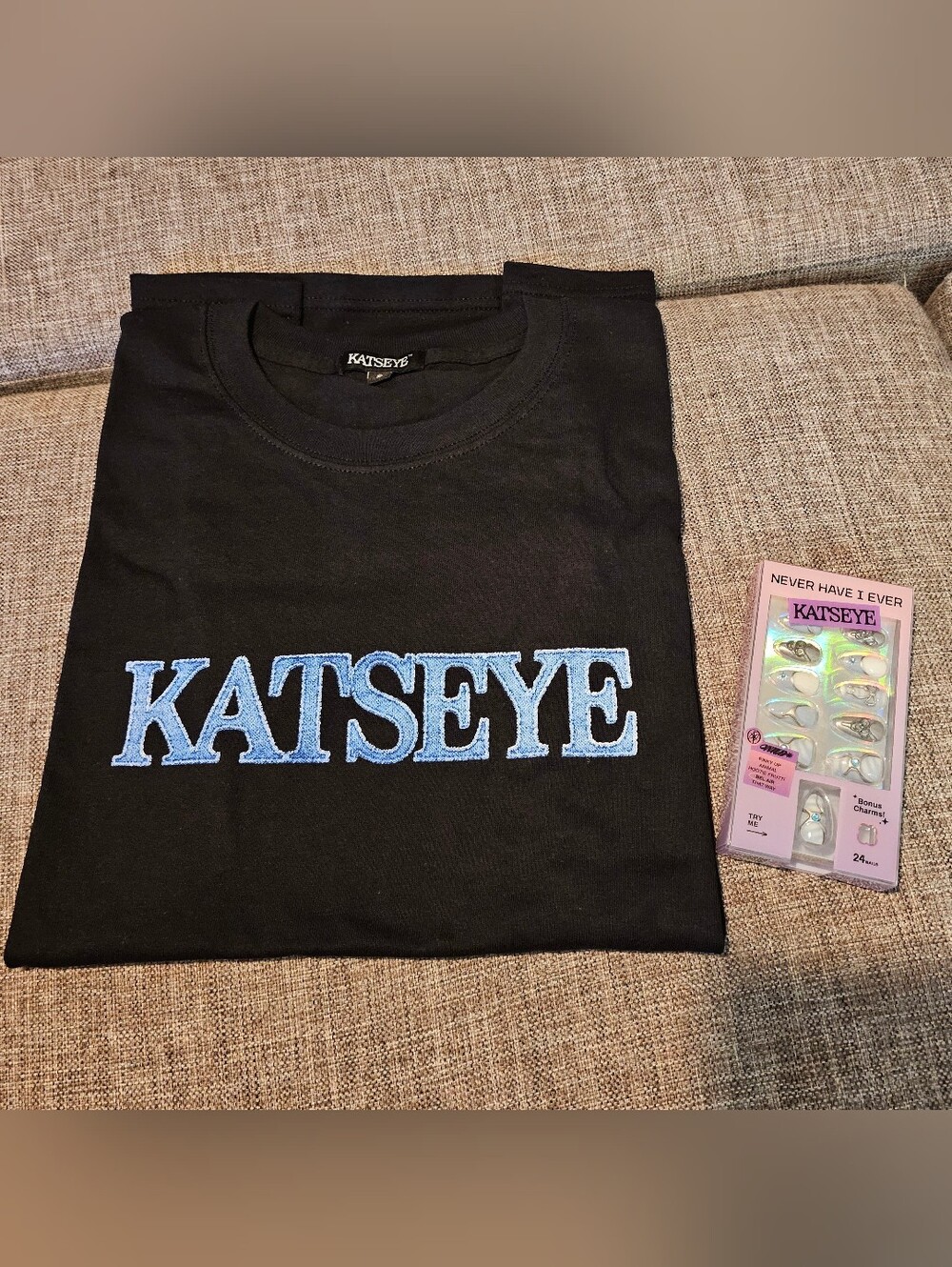 KATSEYE BLACK T-SHIRT AND KATSEYE NAILS